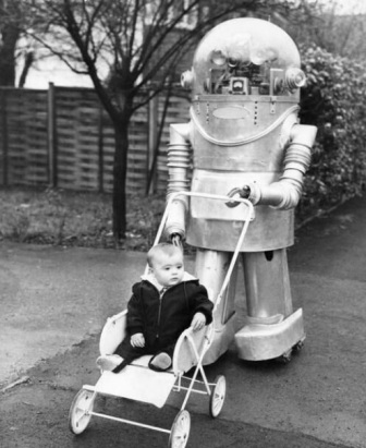 niño con robot cuidador