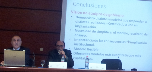 Óscar Vadillo y Carlos Guerra, encargados de las conclusiones del encuentro ante la primera diapositiva relacionada con la intervención de los equipos de gobierno