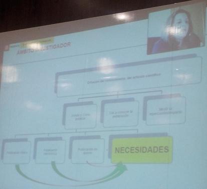 Diapositiva e imagen de la conferenciante en pantalla
