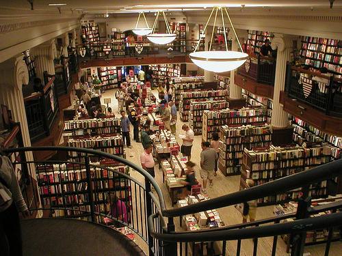 Interior de librería grande