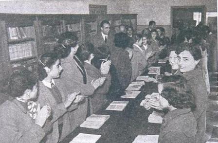 Biblioteca de la Escuela Normal de Maestras. Visita de Ruiz Jiménez