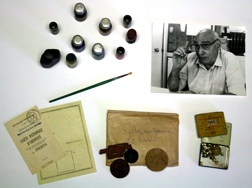 Fotografía de Domingo Malagón. Documentos en blanco e instrumentos para su falsificación.