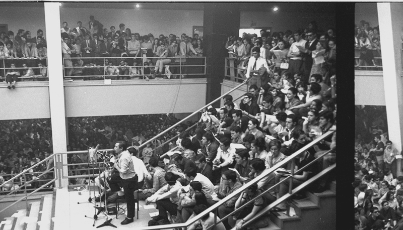 Concierto de Raimon en la Universidad Complutense. Madrid, mayo de 1968.  Foto Archivo “El Alcázar”