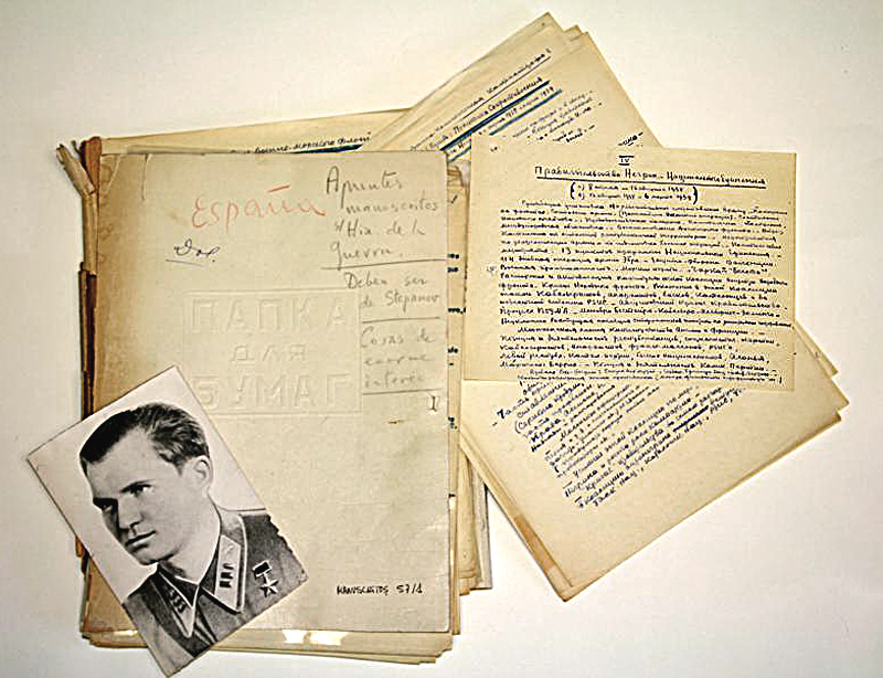 Notas manuscritas de Stepan Minev “Stepanov”, sobre la Guerra Civil Española. Junio 1937 y fotografía de Stepanov, también conocido por  “Moreno”.
