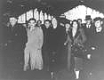 Dolores Ibárruri e Irene Falcón, acompañadas por Maurice Thorez y Jean Cathelos, a su llegada a París tras abandonar España a principios de 1939.