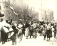 Grupo de mujeres hacia la frontera al final de la guerra