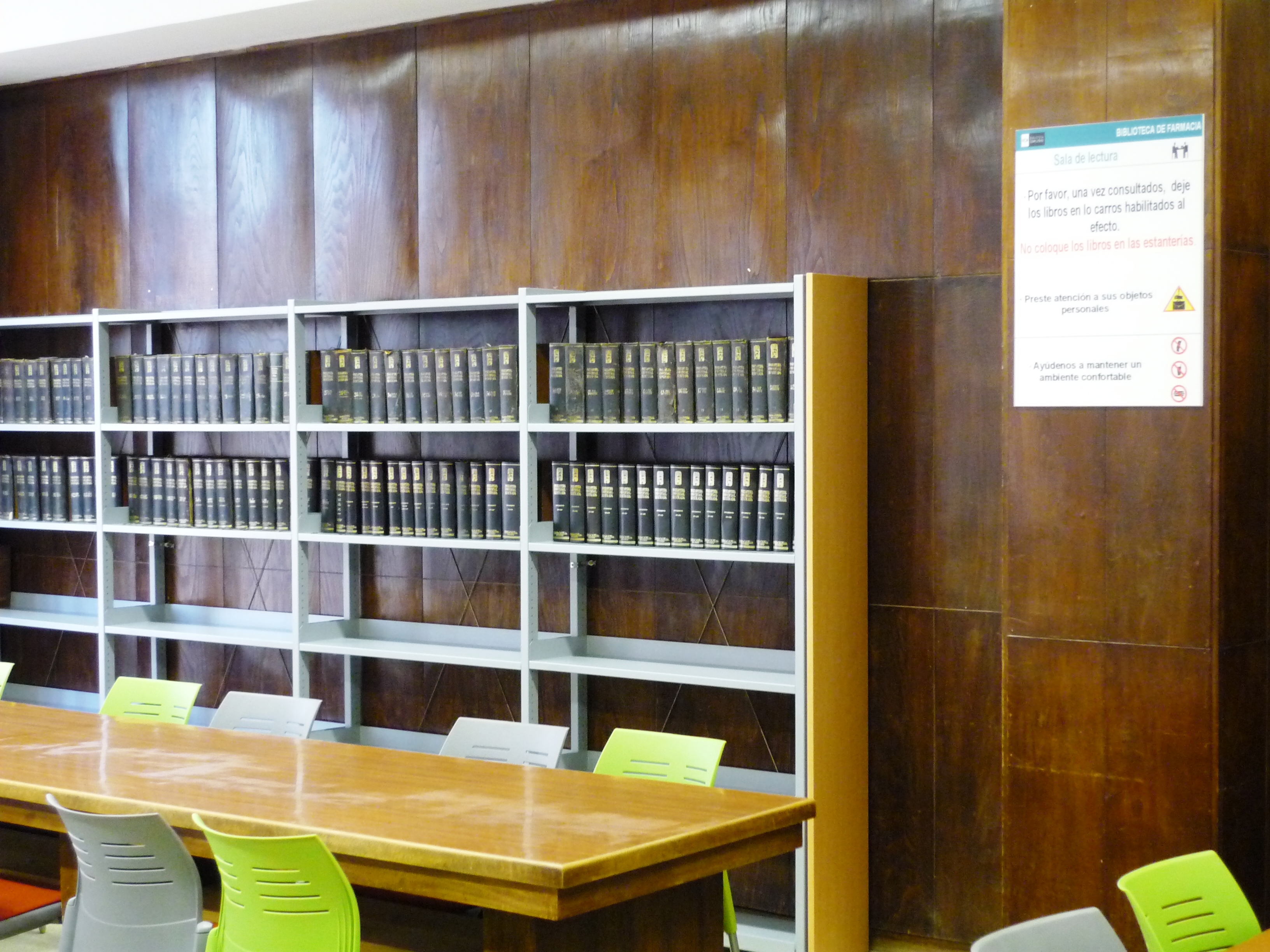 Biblioteca de Farmacia. Colección de Referencia después de la remodelación de Agosto de 2012