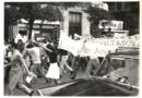 Manifestación  en la calle Alcalá  ante la incoación de 300 expedientes académicos. Madrid  años 70.
