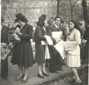 Un grupo de jóvenes de la JSU vendiendo “Juventud”, periódico de su organización. París, años 40.