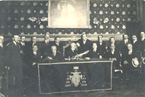 Fotografía del homenaje a Santiago Ramón y Cajal. Aparecen, entre otros, Blas Cabrera, Adolfo González Posadas y Sebastian Recasens Girol.