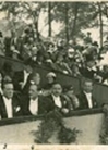 Fotografías de Estanislao Lluesma con Jorge Guillén y otras personas, en un desfile militar en Bucarest. [1934]