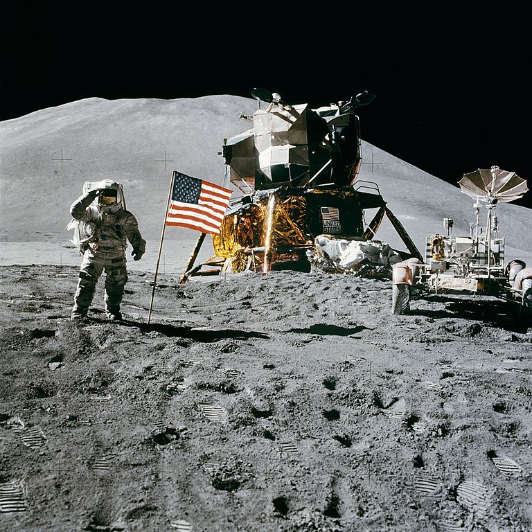El piloto del módulo lunar Apollo 15, James Irwin, saluda la bandera de los Estados Unidos.