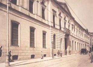Fotografía en blanco y negro del edificio de San Bernardo que enlaza a la página de Historia de la Universidad Complutense
