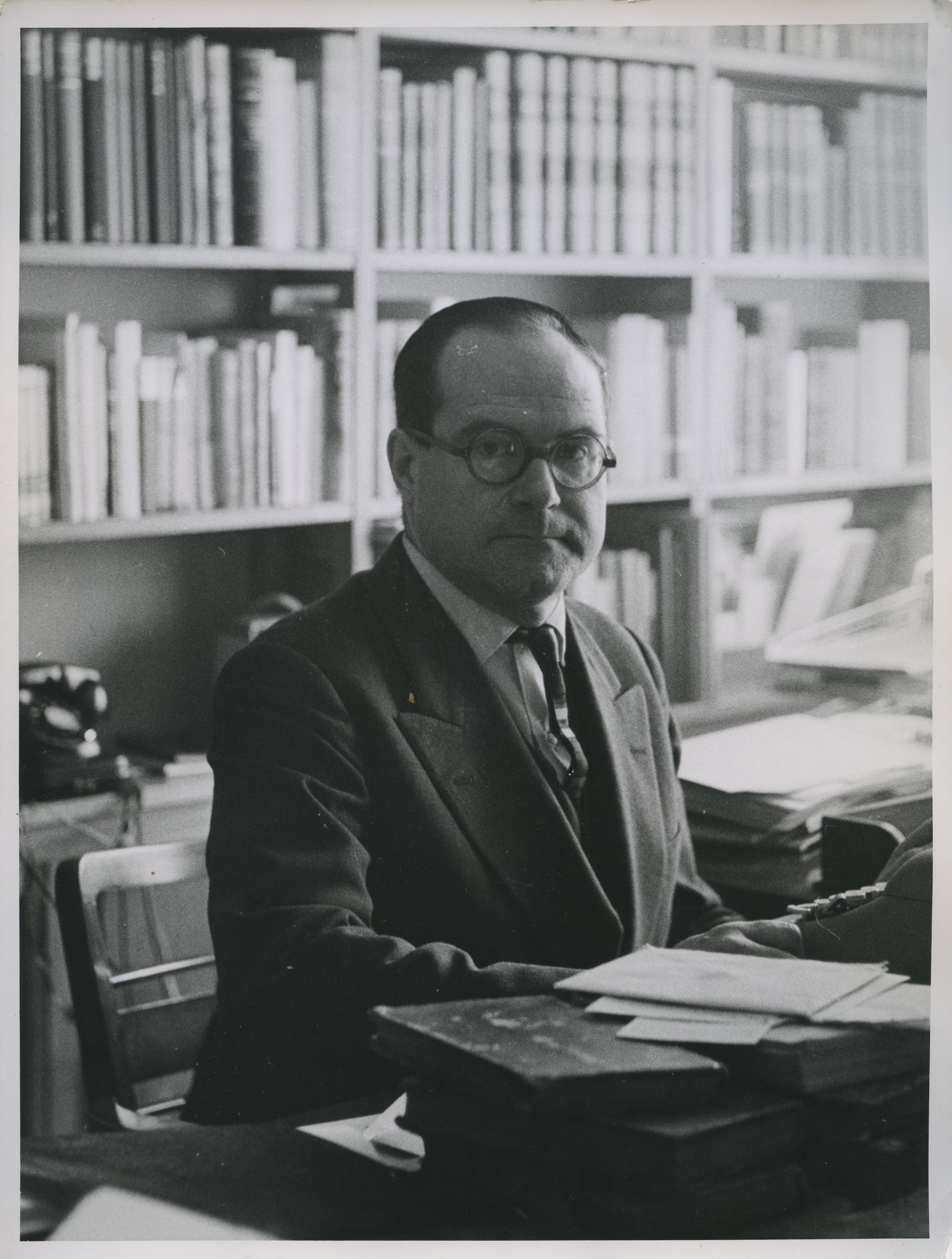 retrato de julián marías en su biblioteca