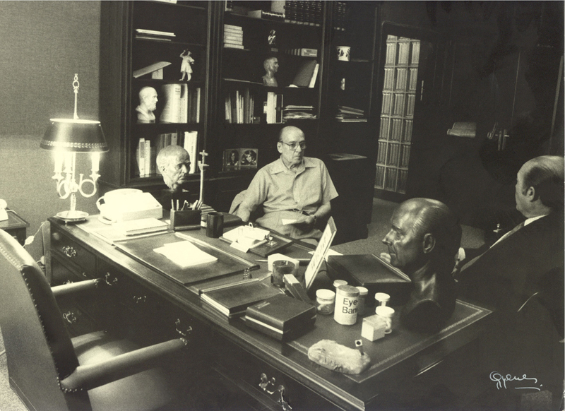 El Dr. Castroviejo en su despacho