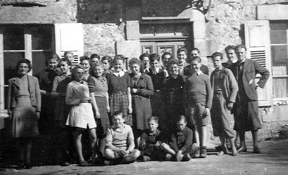 Grothendieck adolescente con otros estudiantes