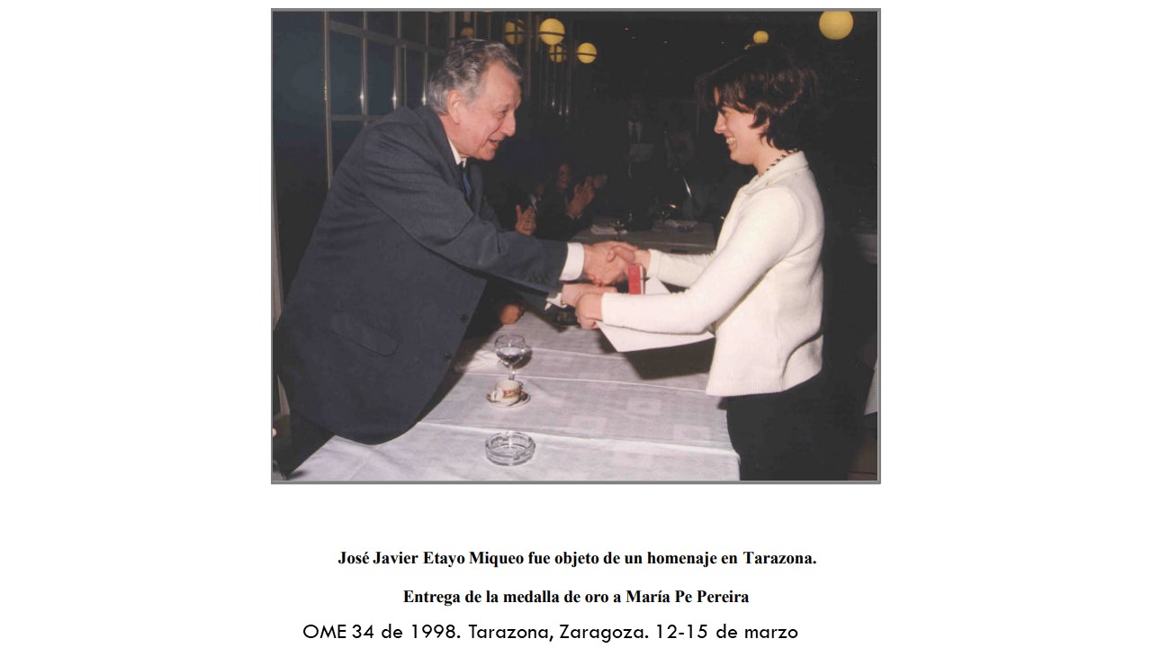 Entrega de la Medalla de Oro a María Pe Pereira. OME 34 de 1998. Tarazona, Zaragoza. 12-15 de marzo